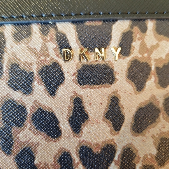 DKNY - NWT - Bryant wristlet in leopard print